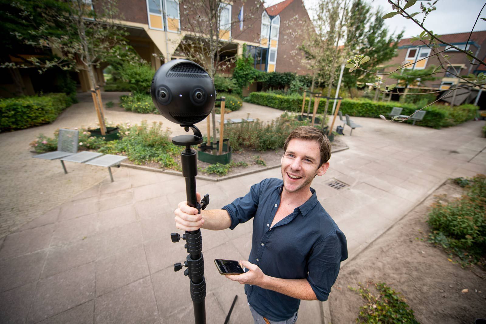 Wouter Rikkerink die zijn insta360pro camera toont